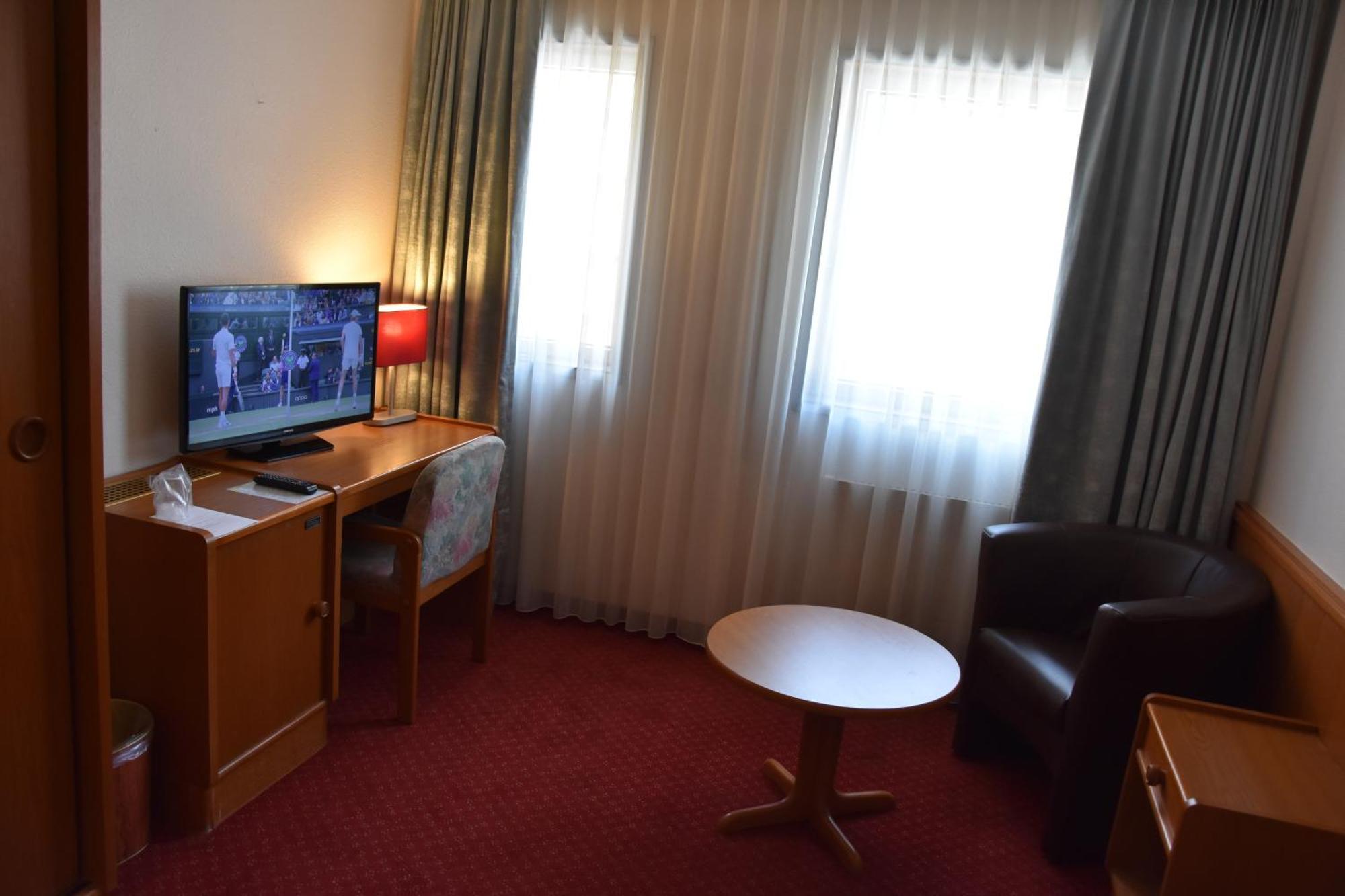 Hotel Des Trois Rois Le Locle Bagian luar foto